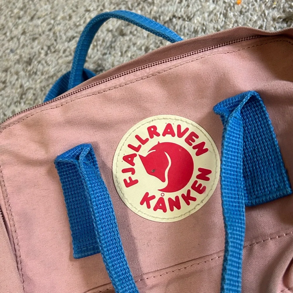 KÅNKEN SLING Mini Backpack Soft Pink  Blue Accents Travel Outdoor Hiking Pockets
